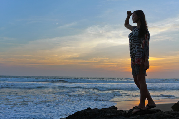 beautiful girl relaxes on background of ocean - Fotografie, Obrázek