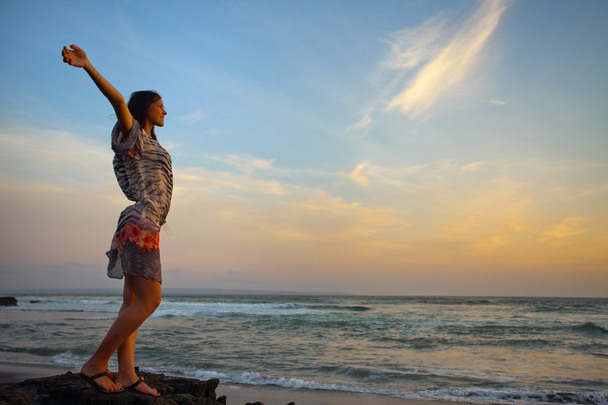 beautiful girl relaxes on background of ocean - Φωτογραφία, εικόνα