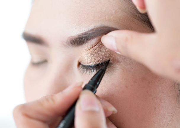 krásy make-up s kartáč oční linky na hezké ženy - Fotografie, Obrázek