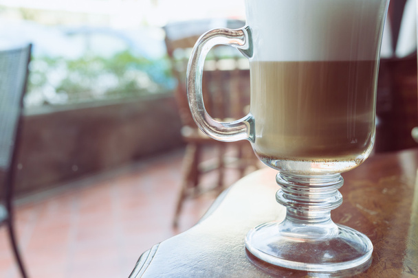 café con leche sobre mesa de madera
 - Foto, imagen