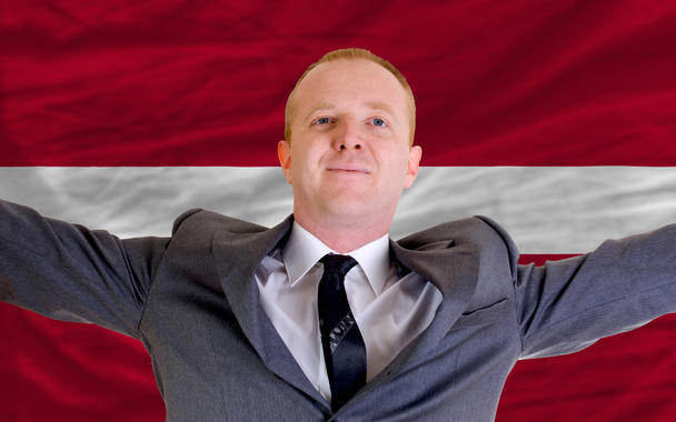 Homme d'affaires heureux en raison de l'investissement rentable dans latvia sta
 - Photo, image