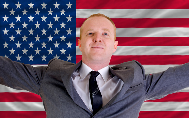 Hombre de negocios feliz debido a la inversión rentable en América
 - Foto, Imagen