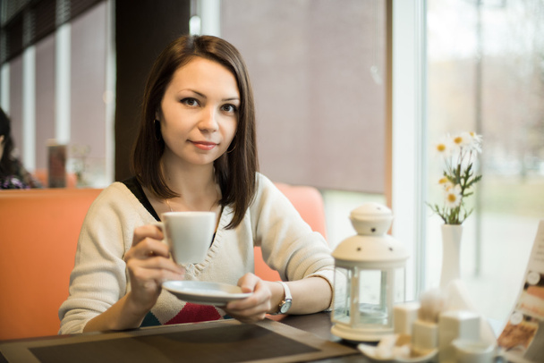 Fiatal nő a kávézóban - Fotó, kép
