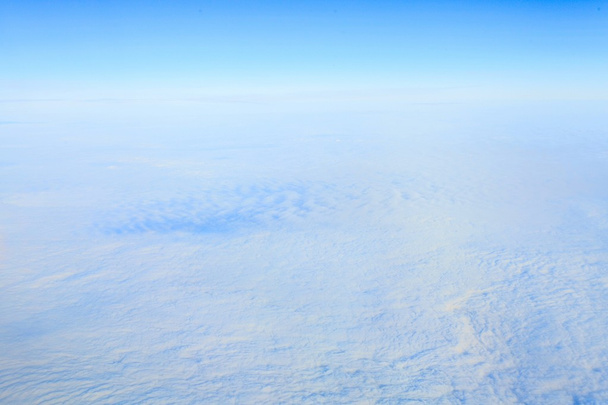 Όμορφη θέα από το αεροσκάφος προς τα σύννεφα  - Φωτογραφία, εικόνα