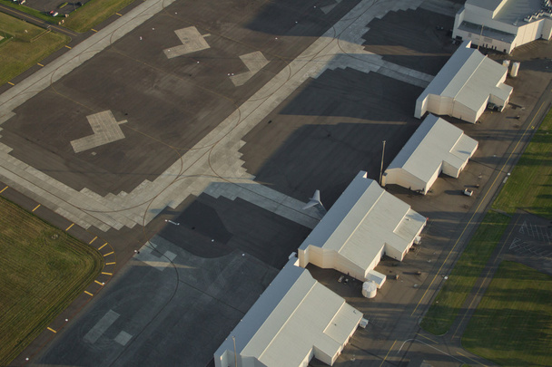 c-17 ogon wystaje hangaru w air force base - Zdjęcie, obraz