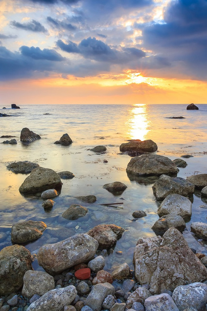 Pôr-do-sol mágico de verão sobre o mar. Céu dramático
 - Foto, Imagem