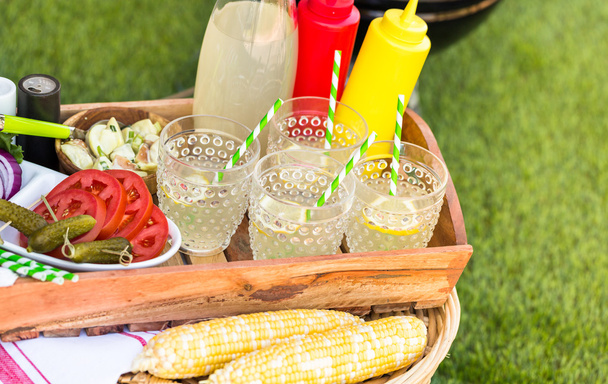 Маленький літній пікнік з лимонадом і кукурудзою
 - Фото, зображення