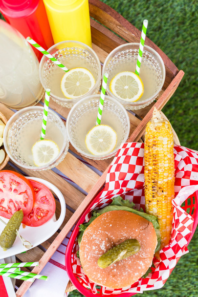Kleines Sommerpicknick mit Limonade und Hamburgern - Foto, Bild