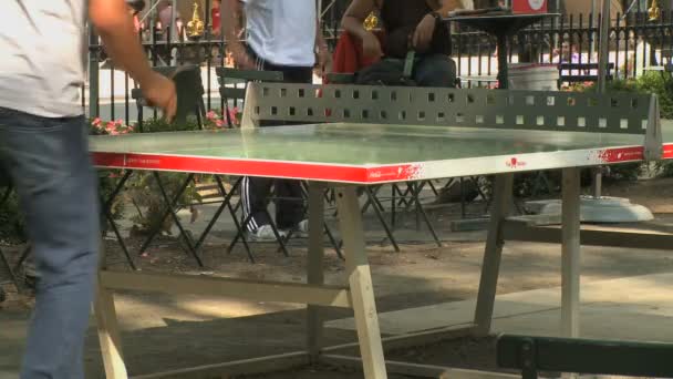 Gente jugando ping pong
 - Metraje, vídeo