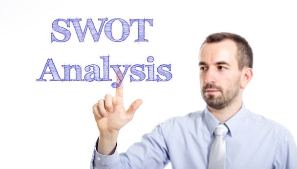 SWOT analizi - mavi metin ile genç işadamı - Fotoğraf, Görsel