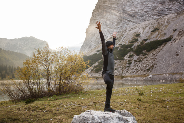 Homme pratiquant le yoga, effectuant une pose d'arbre
  - Photo, image