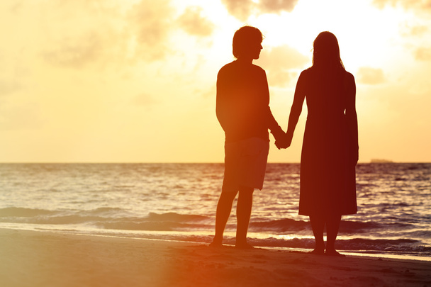 Романтическая пара на пляже на закате
 - Фото, изображение