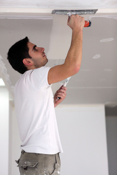 Man plastering ceiling - Фото, зображення