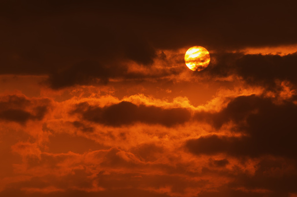 Céu do nascer do sol
 - Foto, Imagem