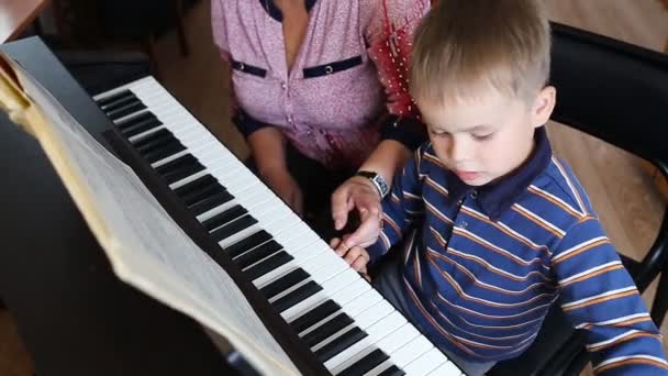 chlapec se učí jak klavír - Záběry, video