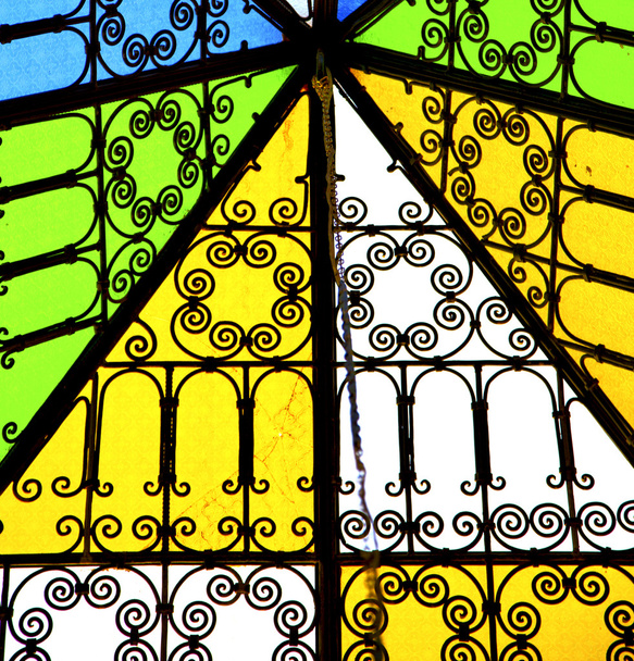 värillinen lasi ja aurinko morocco afrikkalainen ikkuna ja valo
 - Valokuva, kuva