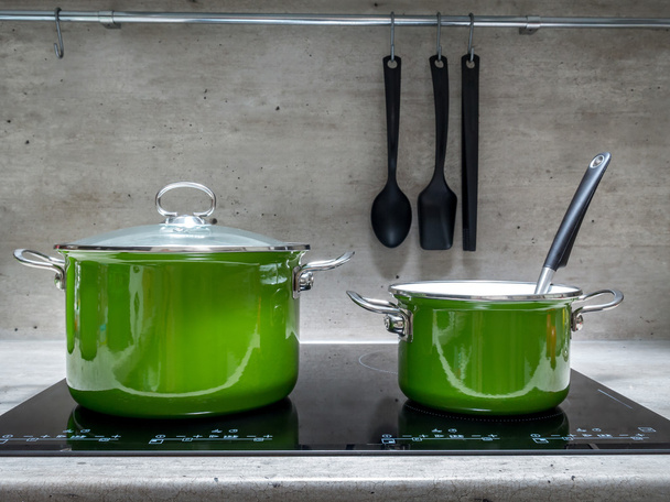 zwei Kochtöpfe auf Induktionsherd - Foto, Bild