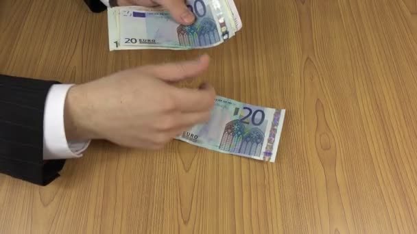 ο άνθρωπος των επιχειρήσεων μετράνε τα τραπεζογραμμάτια ευρώ μετρητά χρήματα στο τραπέζι. 4k - Πλάνα, βίντεο