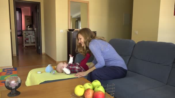 manžel podnikatel ponechat eurobankovky pro ženu s dítětem. 4k - Záběry, video