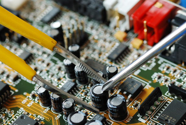 Reparación de la placa de circuito en un ordenador
 - Foto, Imagen