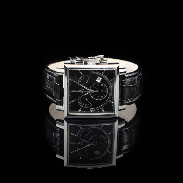 Zwitserse horloges op zwarte achtergrond. Productfotografie. - Foto, afbeelding