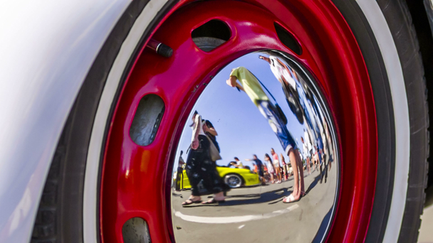 Emberek tükröződik a Hubcap, régi autó kerék lemez - Felvétel, videó