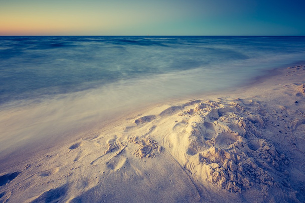 日没後のビーチ - 写真・画像