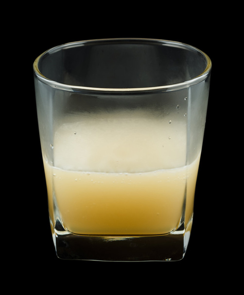 Bourbon Benedictine cocktail mustalla pohjalla eristetyssä kivilasissa
 - Valokuva, kuva