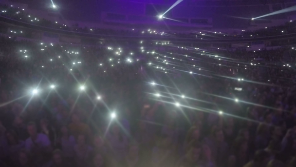 Menschenmenge schwenkt Mobiltelefone, Lichter zum Gedenken an die Opfer der Tragödie - Filmmaterial, Video