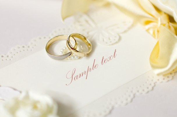 結婚指輪と弓で結婚式の招待状 - 写真・画像