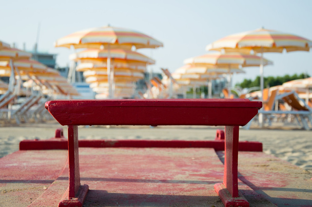Пляж Романья - пляж и море в Римини с красной спасательной лодкой вблизи
 - Фото, изображение