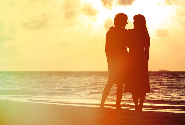 Couple romantique sur la plage au coucher du soleil
 - Photo, image