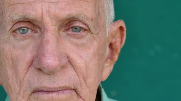 23 weiße alte Menschen porträtieren depressiven älteren Mann Gesichtsausdruck - Filmmaterial, Video