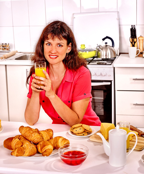 Woman has breakfast at kitchen. - Valokuva, kuva