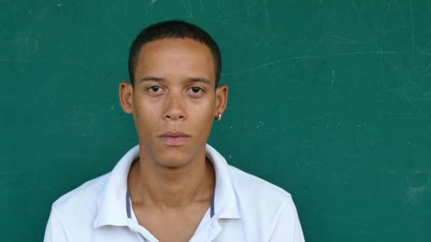 26 zwarte mensen portret jonge depressieve man gezicht expressie - Video