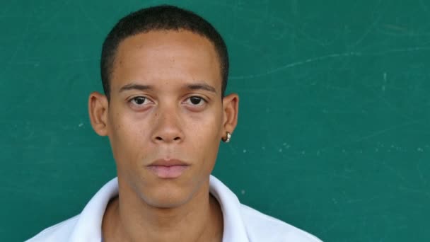 27 Hispanic mensen portret jonge trieste man face Expression - Video