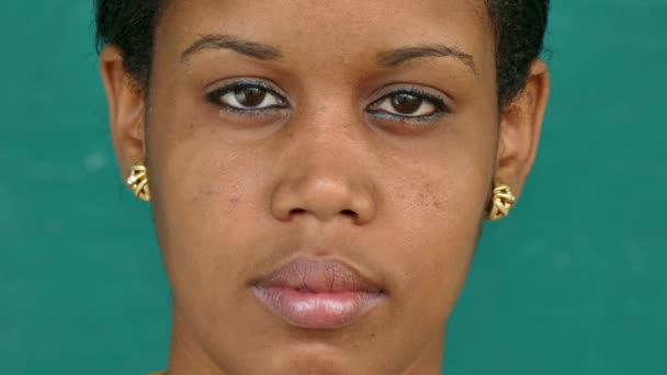 35 zwarte mensen portret verdrietig bezorgde meisje gezicht expressie - Video