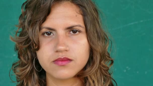 38 Hispanic mensen portret jonge trieste vrouw gezicht expressie - Video