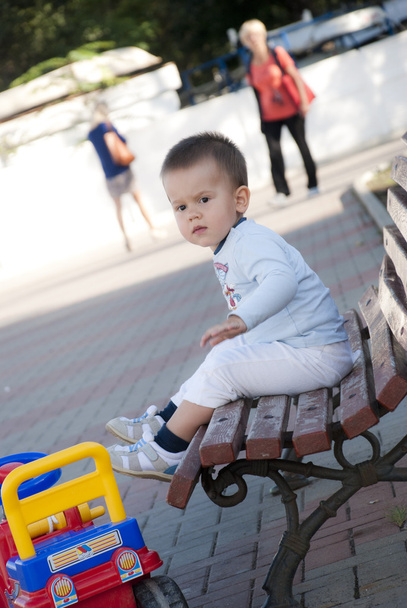 Kisfiú ül a padon - Fotó, kép