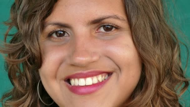 41 Hispanic ludzie portret szczęśliwy dziewczyna uśmiech twarz Expression - Materiał filmowy, wideo
