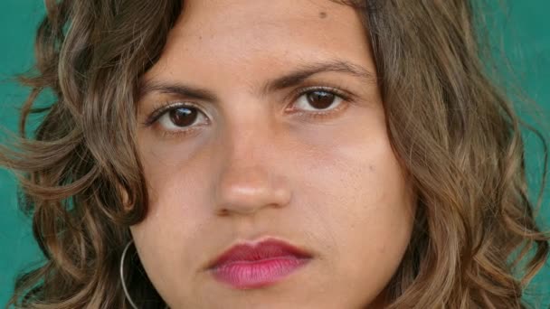 42 hispán emberek portré szomorú aggódó lány arckifejezés - Felvétel, videó