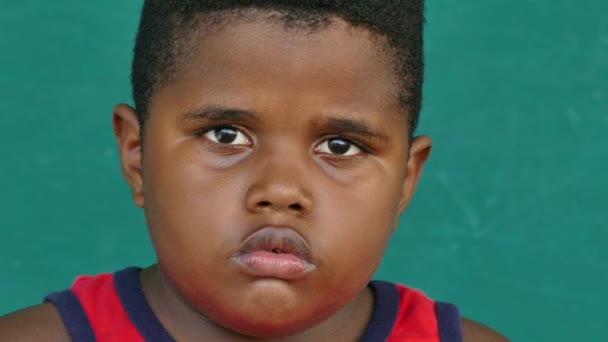 44 zwarte kinderen portret verdrietig kind gezicht expressie - Video