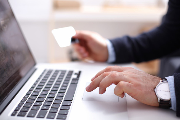 Empresario usando su tarjeta de crédito para una transacción en línea, Empresario usando su tarjeta de crédito para una transacción en línea
 - Foto, Imagen