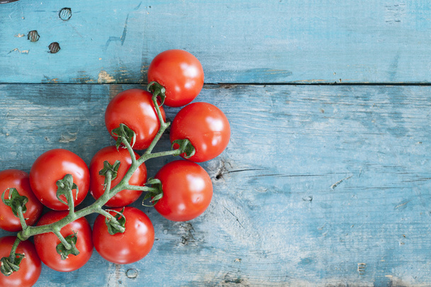 Tuoreet tomaatit vintage-pöydällä
 - Valokuva, kuva