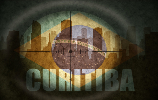 portée sniper visant à la silhouette abstraite de la ville avec le texte Curitiba au drapeau brésilien vintage
 - Photo, image