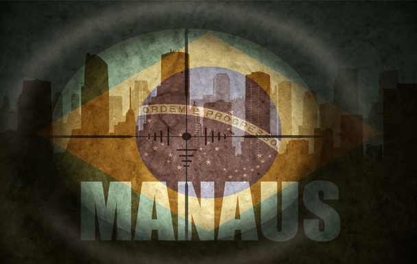 Снайперский прицел нацелен на абстрактный силуэт города с текстом Манауса у винтажного бразильского флага
 - Фото, изображение