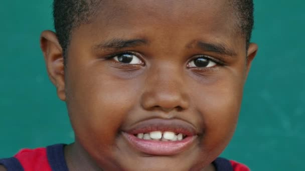 47 schwarze Kinder porträtieren nervösen Jungen, der in die Kamera blickt - Filmmaterial, Video