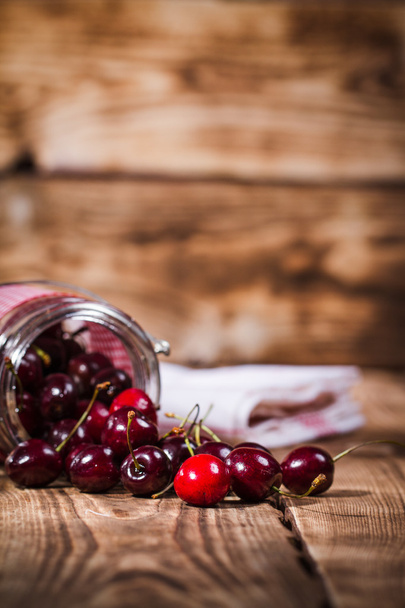 Cherry on a wooden background - Foto, afbeelding