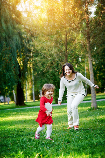 Mom plays with her daughter - 写真・画像