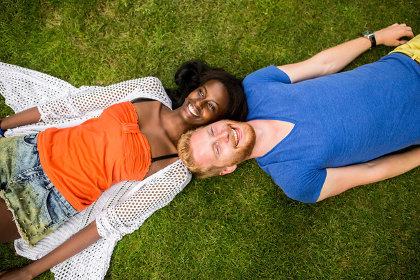 Couple multiracial dans le parc
 - Photo, image